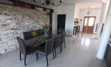 CASA SOBRE LAGUNA