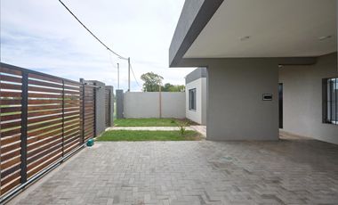 VENTA/PERMUTA - Casa - 2 dormitorios - Patios y pileta - Las Fincas de Ibarlucea, Ibarlucea