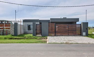 VENTA/PERMUTA - Casa - 2 dormitorios - Patios y pileta - Las Fincas de Ibarlucea, Ibarlucea