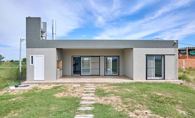 VENTA/PERMUTA - Casa - 2 dormitorios - Patios y pileta - Las Fincas de Ibarlucea, Ibarlucea