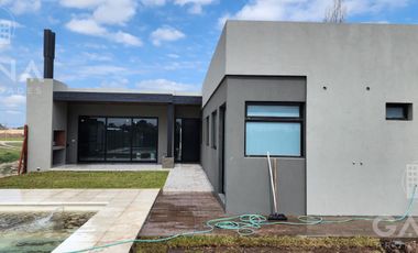 Venta de Casa en Ibarlucea de 3 dormitorios con pileta y parrillero. Las Fincas de Ibarlucea.