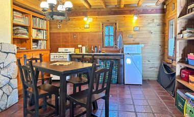 Bosque Peralta Ramos: Cabaña rodeada de vegetación.