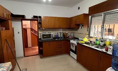 Casa en venta - 4 Dormitorios 3 Baños - Cochera - 270Mts2 - Echeverría