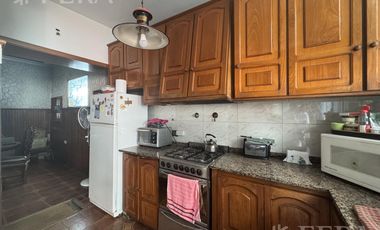 Venta de casa 4 ambientes con cochera y local en Sarandí