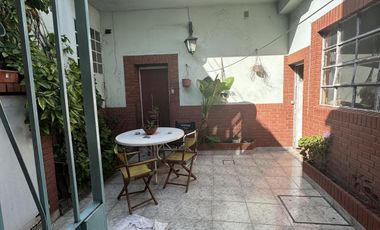Venta de casa 4 ambientes con cochera y local en Sarandí
