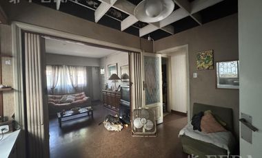 Venta de casa 4 ambientes con cochera y local en Sarandí