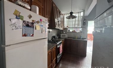 Venta de casa 4 ambientes con cochera y local en Sarandí