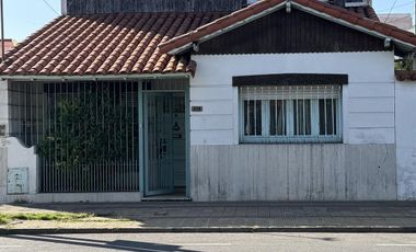 Venta de casa 4 ambientes con cochera y local en Sarandí
