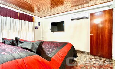 CASA IMPECABLE DESARROLLADA EN DOS PLANTAS, 3 DORMITORIOS, PATIO, GARAGE, TERRAZA