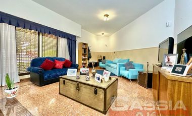 CASA IMPECABLE DESARROLLADA EN DOS PLANTAS, 3 DORMITORIOS, PATIO, GARAGE, TERRAZA