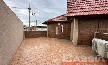 CASA IMPECABLE DESARROLLADA EN DOS PLANTAS, 3 DORMITORIOS, PATIO, GARAGE, TERRAZA