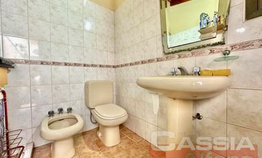 CASA IMPECABLE DESARROLLADA EN DOS PLANTAS, 3 DORMITORIOS, PATIO, GARAGE, TERRAZA