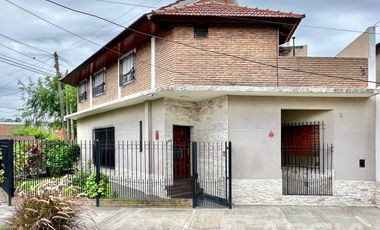 CASA IMPECABLE DESARROLLADA EN DOS PLANTAS, 3 DORMITORIOS, PATIO, GARAGE, TERRAZA