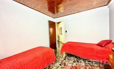 CASA IMPECABLE DESARROLLADA EN DOS PLANTAS, 3 DORMITORIOS, PATIO, GARAGE, TERRAZA
