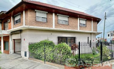 CASA IMPECABLE DESARROLLADA EN DOS PLANTAS, 3 DORMITORIOS, PATIO, GARAGE, TERRAZA
