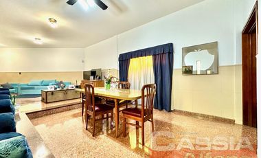 CASA IMPECABLE DESARROLLADA EN DOS PLANTAS, 3 DORMITORIOS, PATIO, GARAGE, TERRAZA