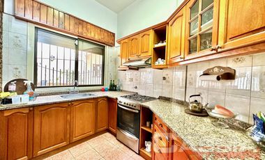 CASA IMPECABLE DESARROLLADA EN DOS PLANTAS, 3 DORMITORIOS, PATIO, GARAGE, TERRAZA