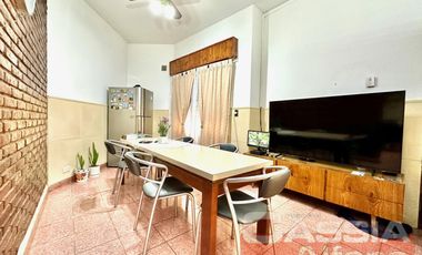 CASA IMPECABLE DESARROLLADA EN DOS PLANTAS, 3 DORMITORIOS, PATIO, GARAGE, TERRAZA
