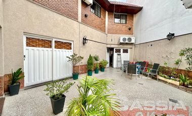 CASA IMPECABLE DESARROLLADA EN DOS PLANTAS, 3 DORMITORIOS, PATIO, GARAGE, TERRAZA