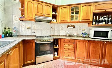 CASA IMPECABLE DESARROLLADA EN DOS PLANTAS, 3 DORMITORIOS, PATIO, GARAGE, TERRAZA