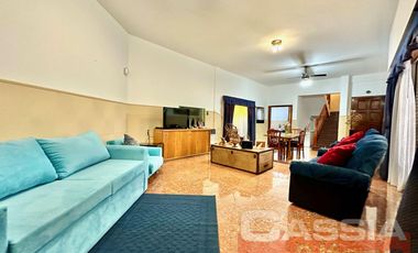 CASA IMPECABLE DESARROLLADA EN DOS PLANTAS, 3 DORMITORIOS, PATIO, GARAGE, TERRAZA