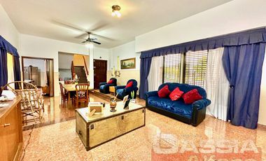 CASA IMPECABLE DESARROLLADA EN DOS PLANTAS, 3 DORMITORIOS, PATIO, GARAGE, TERRAZA