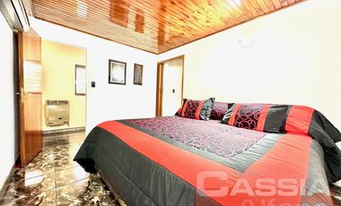 CASA IMPECABLE DESARROLLADA EN DOS PLANTAS, 3 DORMITORIOS, PATIO, GARAGE, TERRAZA