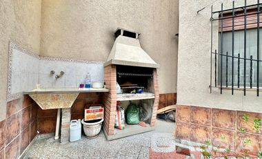CASA IMPECABLE DESARROLLADA EN DOS PLANTAS, 3 DORMITORIOS, PATIO, GARAGE, TERRAZA