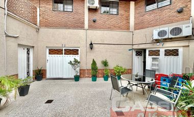 CASA IMPECABLE DESARROLLADA EN DOS PLANTAS, 3 DORMITORIOS, PATIO, GARAGE, TERRAZA
