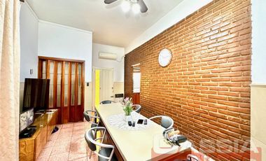 CASA IMPECABLE DESARROLLADA EN DOS PLANTAS, 3 DORMITORIOS, PATIO, GARAGE, TERRAZA