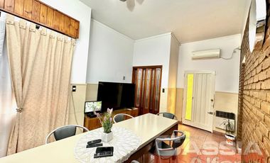 CASA IMPECABLE DESARROLLADA EN DOS PLANTAS, 3 DORMITORIOS, PATIO, GARAGE, TERRAZA