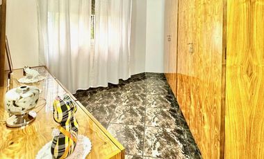 CASA IMPECABLE DESARROLLADA EN DOS PLANTAS, 3 DORMITORIOS, PATIO, GARAGE, TERRAZA