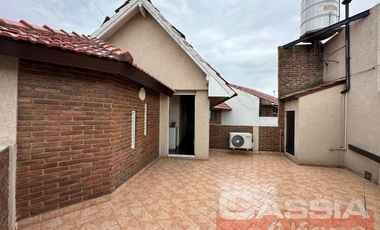 CASA IMPECABLE DESARROLLADA EN DOS PLANTAS, 3 DORMITORIOS, PATIO, GARAGE, TERRAZA