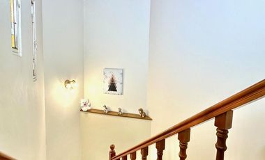 CASA IMPECABLE DESARROLLADA EN DOS PLANTAS, 3 DORMITORIOS, PATIO, GARAGE, TERRAZA