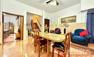 CASA IMPECABLE DESARROLLADA EN DOS PLANTAS, 3 DORMITORIOS, PATIO, GARAGE, TERRAZA
