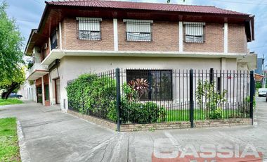 CASA IMPECABLE DESARROLLADA EN DOS PLANTAS, 3 DORMITORIOS, PATIO, GARAGE, TERRAZA