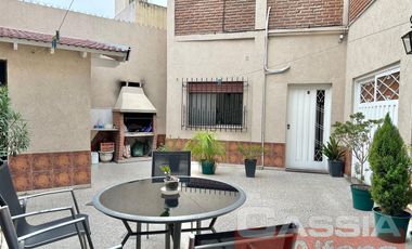 CASA IMPECABLE DESARROLLADA EN DOS PLANTAS, 3 DORMITORIOS, PATIO, GARAGE, TERRAZA