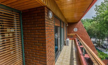VENTA Casa 5 ambientes Barrio Versalles , patio y cochera para dos autos  PERMUTA - APTO CREDITO