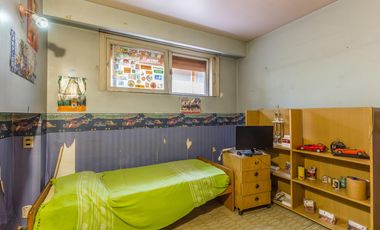VENTA Casa 5 ambientes Barrio Versalles , patio y cochera para dos autos  PERMUTA - APTO CREDITO