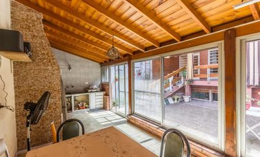 VENTA Casa 5 ambientes Barrio Versalles , patio y cochera para dos autos  PERMUTA - APTO CREDITO