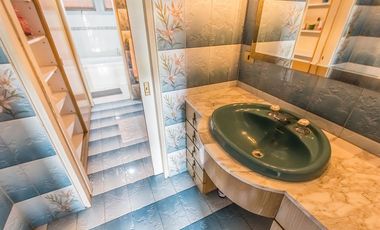 VENTA Casa 5 ambientes Barrio Versalles , patio y cochera para dos autos  PERMUTA - APTO CREDITO