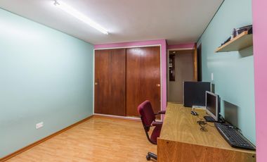 VENTA Casa 5 ambientes Barrio Versalles , patio y cochera para dos autos  PERMUTA - APTO CREDITO