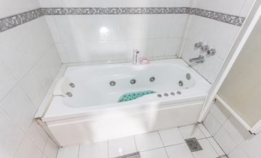 VENTA Casa 5 ambientes Barrio Versalles , patio y cochera para dos autos  PERMUTA - APTO CREDITO