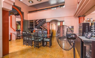 VENTA Casa 5 ambientes Barrio Versalles , patio y cochera para dos autos  PERMUTA - APTO CREDITO