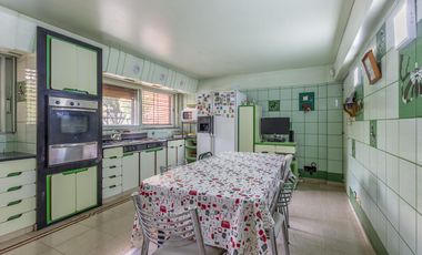 VENTA Casa 5 ambientes Barrio Versalles , patio y cochera para dos autos  PERMUTA - APTO CREDITO