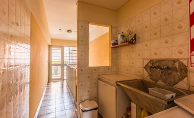 VENTA Casa 5 ambientes Barrio Versalles , patio y cochera para dos autos  PERMUTA - APTO CREDITO
