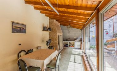 VENTA Casa 5 ambientes Barrio Versalles , patio y cochera para dos autos  PERMUTA - APTO CREDITO