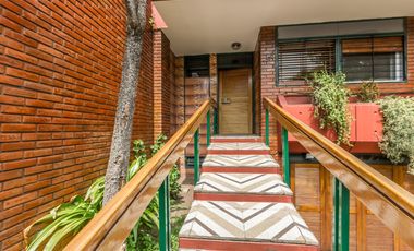 VENTA Casa 5 ambientes Barrio Versalles , patio y cochera para dos autos  PERMUTA - APTO CREDITO