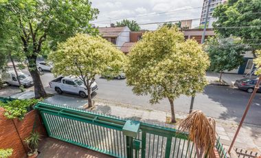 VENTA Casa 5 ambientes Barrio Versalles , patio y cochera para dos autos  PERMUTA - APTO CREDITO