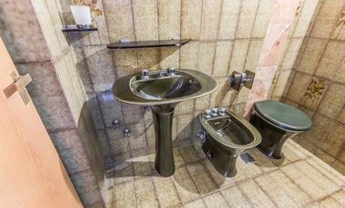VENTA Casa 5 ambientes Barrio Versalles , patio y cochera para dos autos  PERMUTA - APTO CREDITO